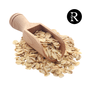 Un cucharón de madera lleno de avena natural derramándose sobre una superficie blanca. El logotipo de Natural Radiance Cosmetics aparece en la esquina superior derecha