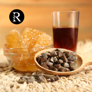 Propóleo natural en diferentes formas: trozos sólidos en una cuchara de madera, extracto líquido en un vaso y panel de propóleo en un recipiente de vidrio. Ingredientes ideales para el cuidado facial y corporal, capturados en un fondo cálido y acogedor con el logotipo de Natural Radiance Cosmetics.